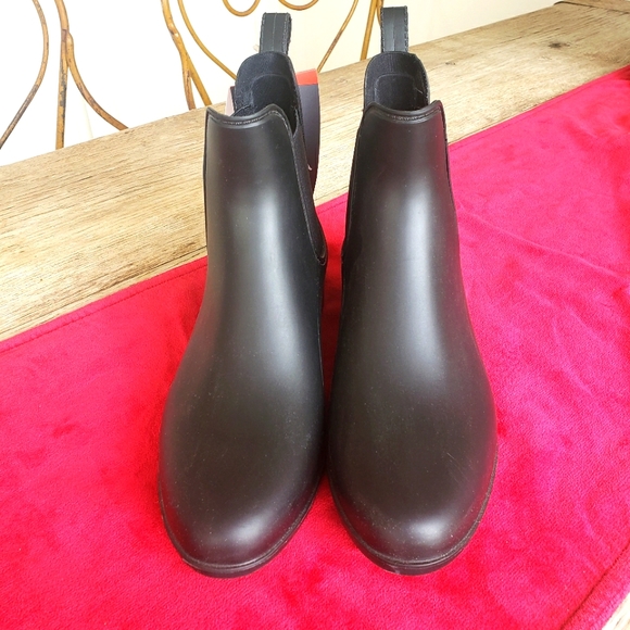 BLACK ANKLE BOOTIES WATERPROOF RAIN BOOTS - Picture 1 of 4